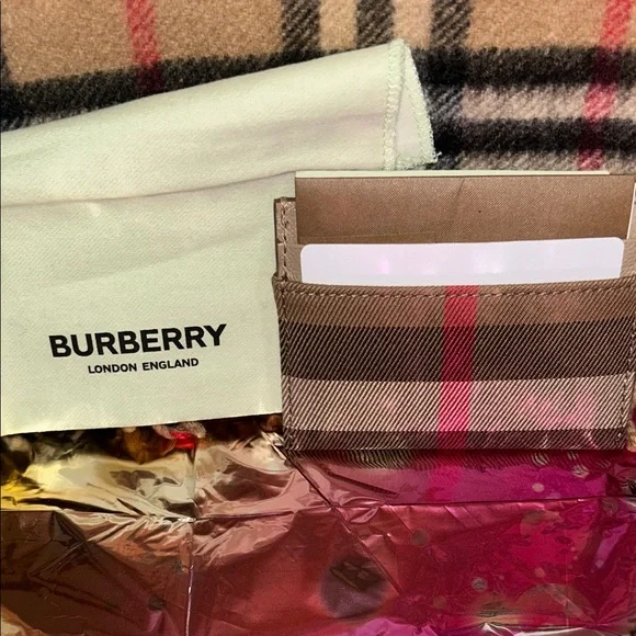 💜Burberry Beige and Red Plaid Scarf with Card Holder - Picture 3 of 8